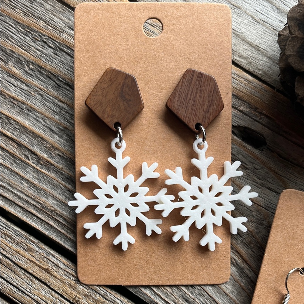 Snowflake and Grinch Earrings 3D Set - Picture 2 of 5
